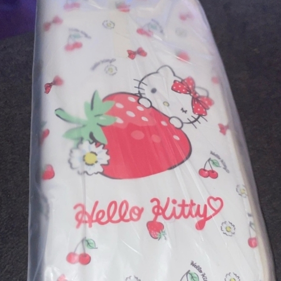 Hello Kitty White & StrawberryWallet - Picture 1 of 3